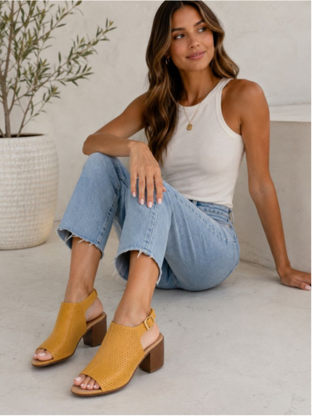 Women's Clarks Valarie James Yellow Nubuck Leather Open Toe Sandal Size 7.5 Wide